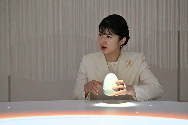 電力館で卵のオブジェを片手に説明を受けられる愛子さま（写真／JMPA）