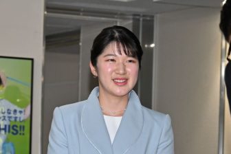 《初のパンツスーツをお披露目》愛子さま「社会人２年目の装い…