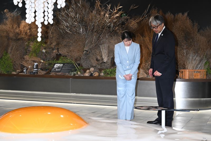 「一生分のたまご」のオブジェの前で（写真／JMPA）