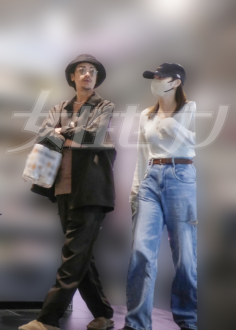 堂々と店内を歩くふたり（2025年5月）