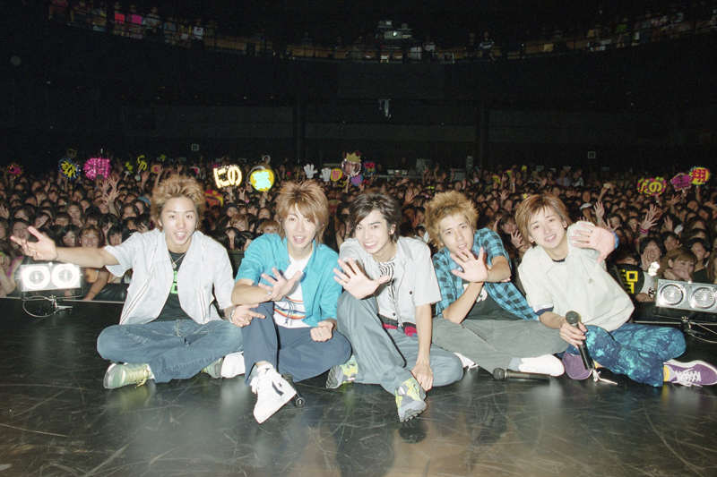 いまよりもあどけない表情でファンの声援に応える嵐の5人（2001年8月）