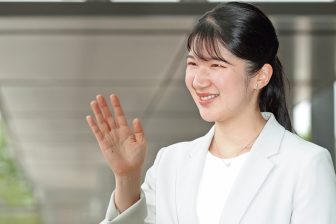 《かわいい！の声》愛子さま「被災地配慮のパンツスーツ」に喝采！「大人っぽさ」と「親しみやすさ」同居の絶妙バランス
