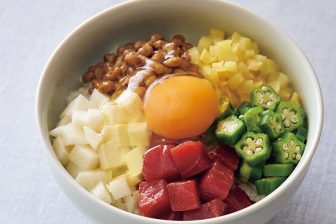 《のせるだけの簡単ねばねば丼レシピ10》納豆、オクラ、めかぶなど粘りのある食材で不調を解消！