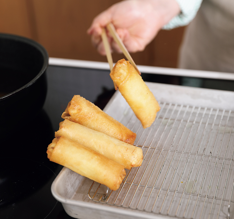 春巻きをバットに並べている