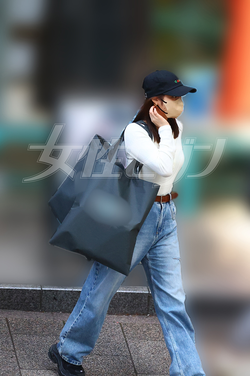 買い物を終えて、店を出る（2025年5月）