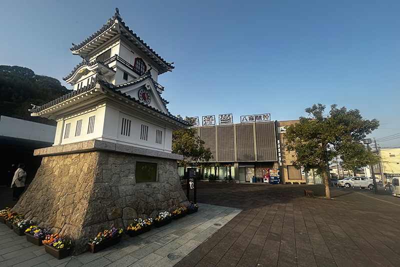 JR人吉駅前に建つ人吉城風のからくり時計。民謡「球磨の六調子」に合わせてお殿様が城下見物を行う物語が見られる