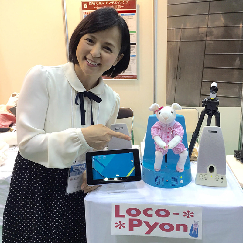 大学院修士課程で企業と共同開発したロボット「ロコピョン」。高齢者のトレーニングを支援し、寝たきりを防ぐ