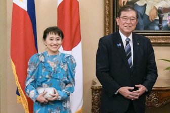 石破首相夫人、外交の場で“女子大生ブランド”着用に物議「60代後半の女性が外交の場で着るにはかわいらしすぎる」
