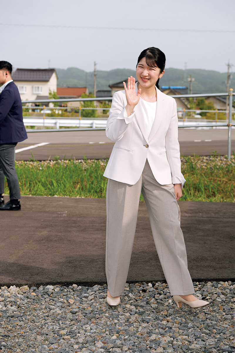 手を振られる愛子さま