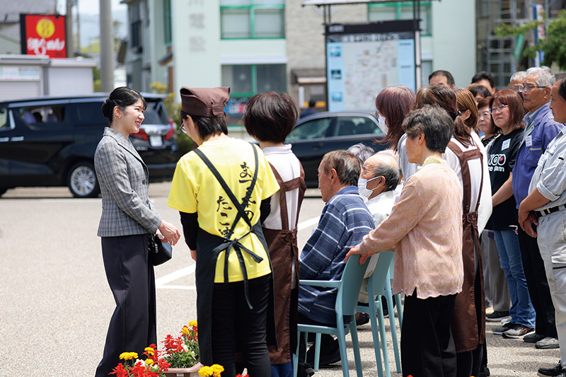市民と交流する愛子さま