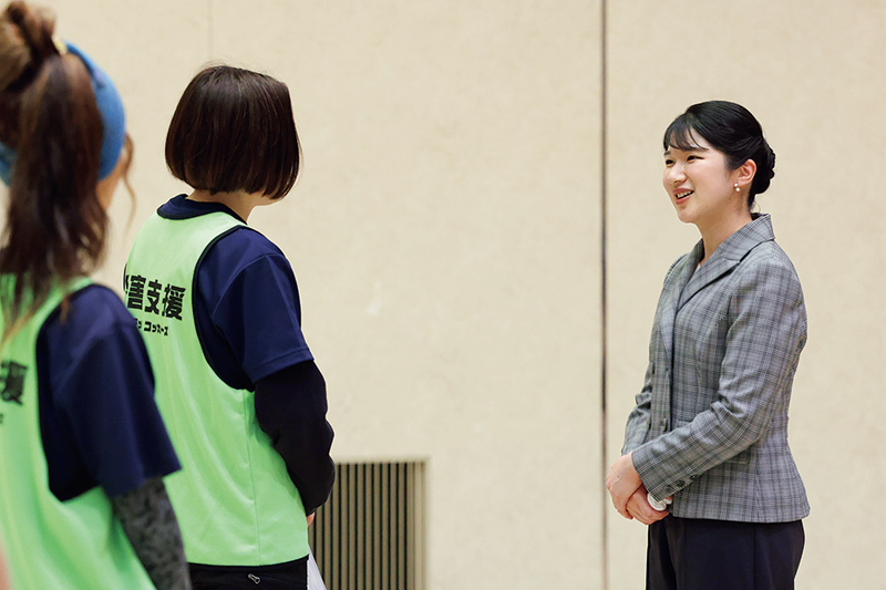 質問をされる愛子さま