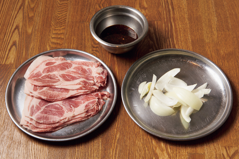 豚肉と玉ねぎと調味料