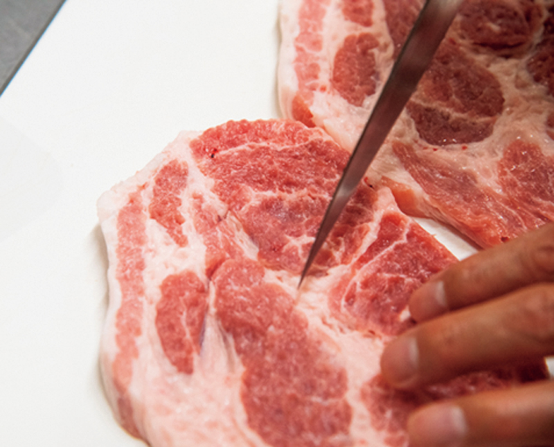 肉を切っている