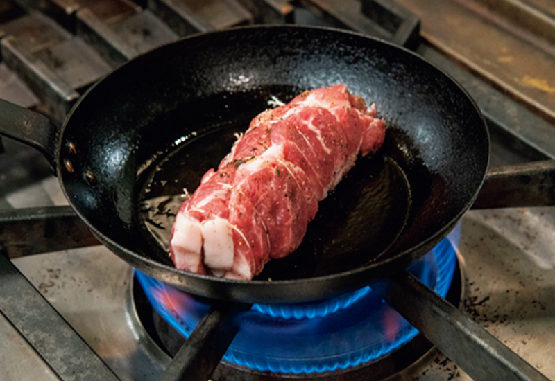 フライパンで肉を焼いている