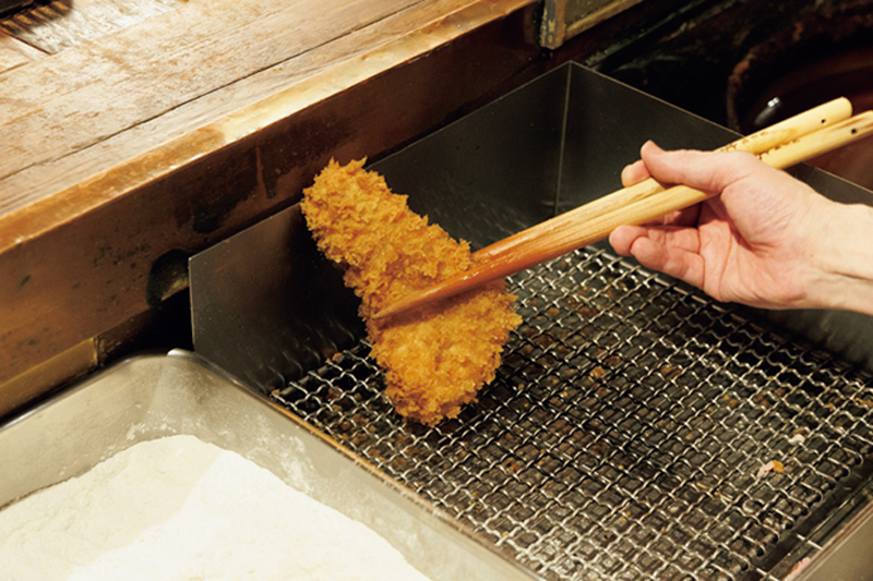 揚がったら油切りバットに立てて油を落とす