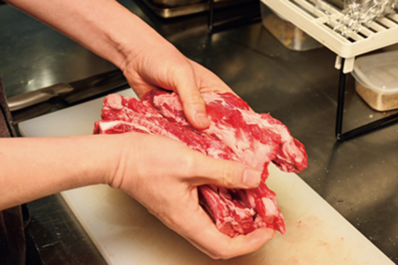 肉を塩揉みしている