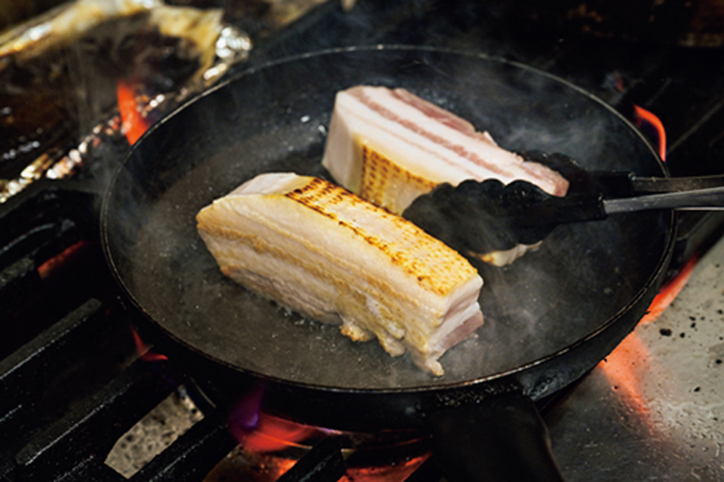 フライパンで肉を焼いている