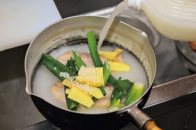 米のとぎ汁で肉や香味野菜を煮ている