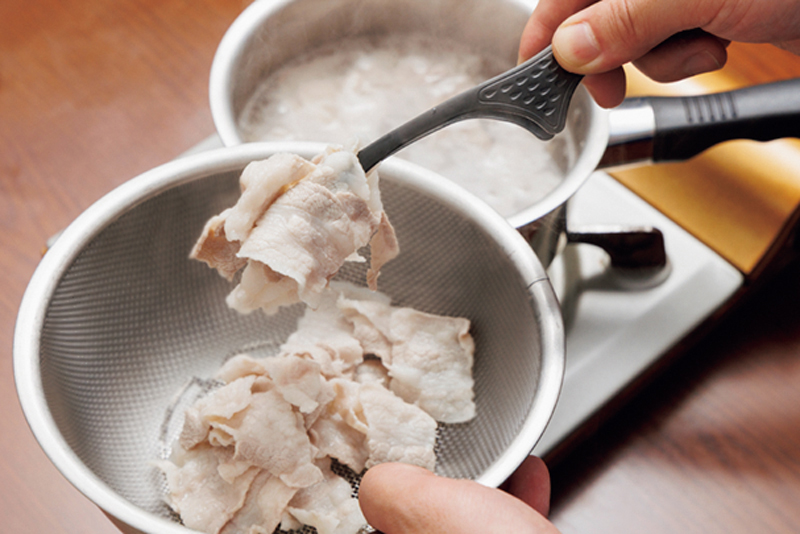 豚肉を引き揚げている