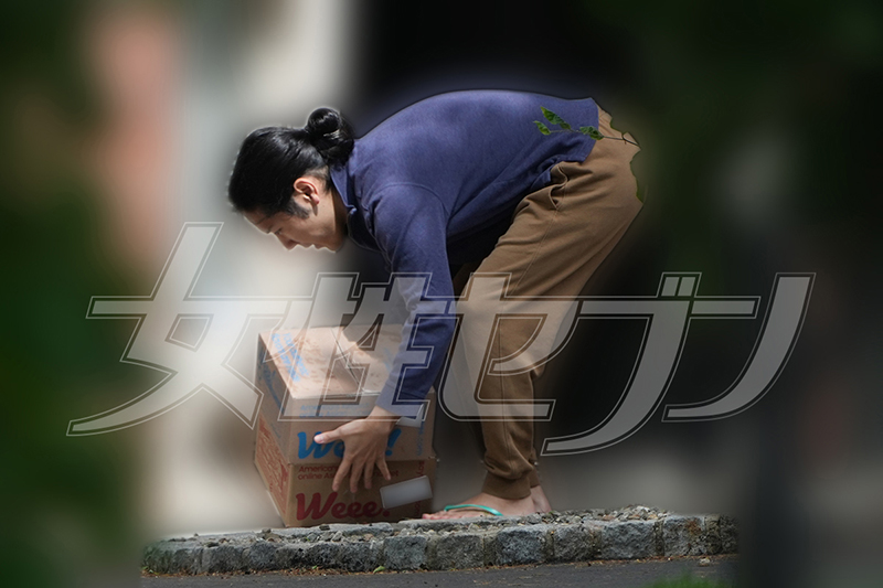 玄関先には荷物が置かれていた（2025年5月）