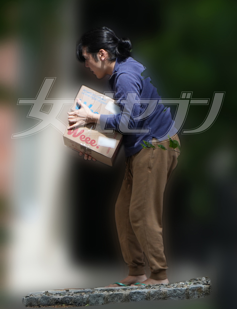 荷物を運ぶ小室さん（2025年5月）