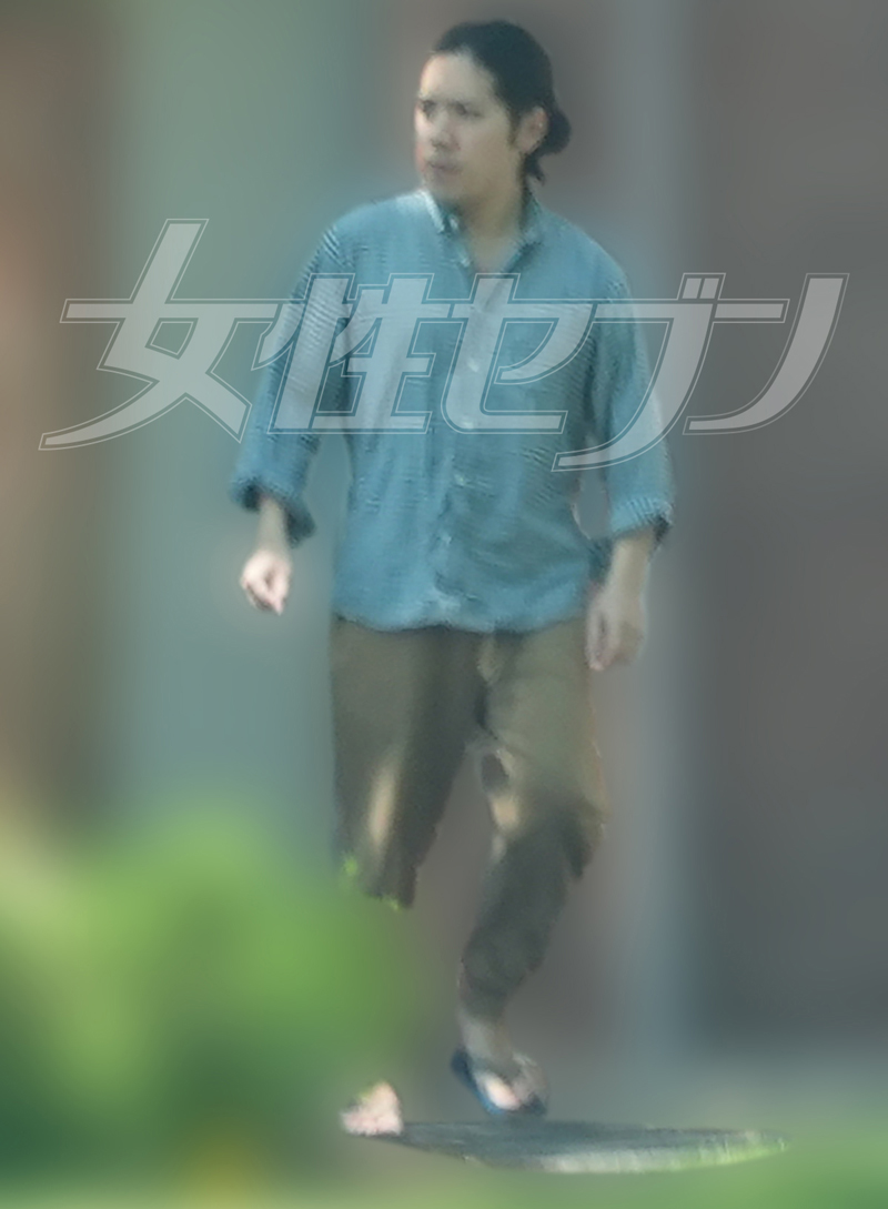 玄関先でゴミ捨てや荷物のピックアップをする小室さん（2025年5月）
