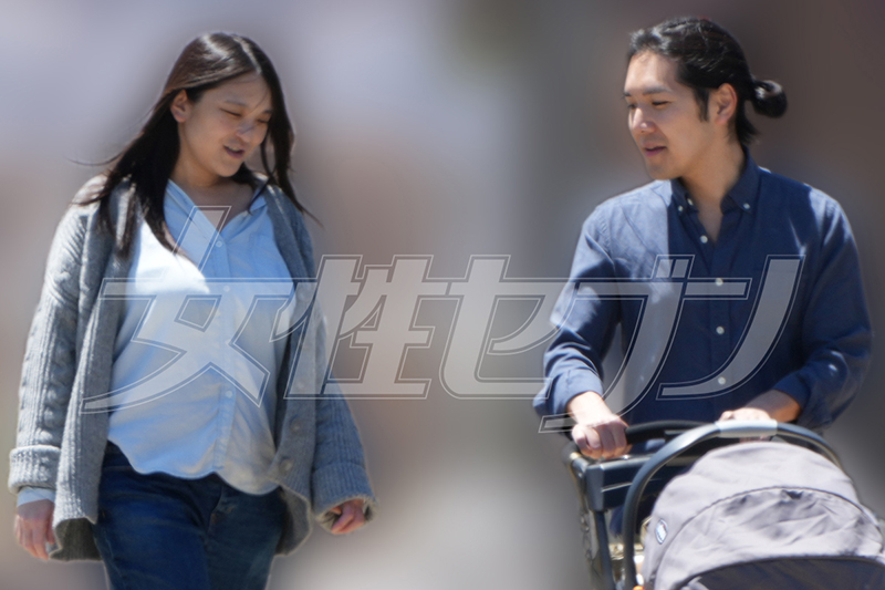 会話をしながら歩く小室さん夫妻（2025年5月）