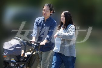 【独占撮 ベビーカーを押す姿】小室眞子さんが第一子を出産、圭さんがパパに！　新居に引っ越し、“理想の家”で出産準備を進めていた 