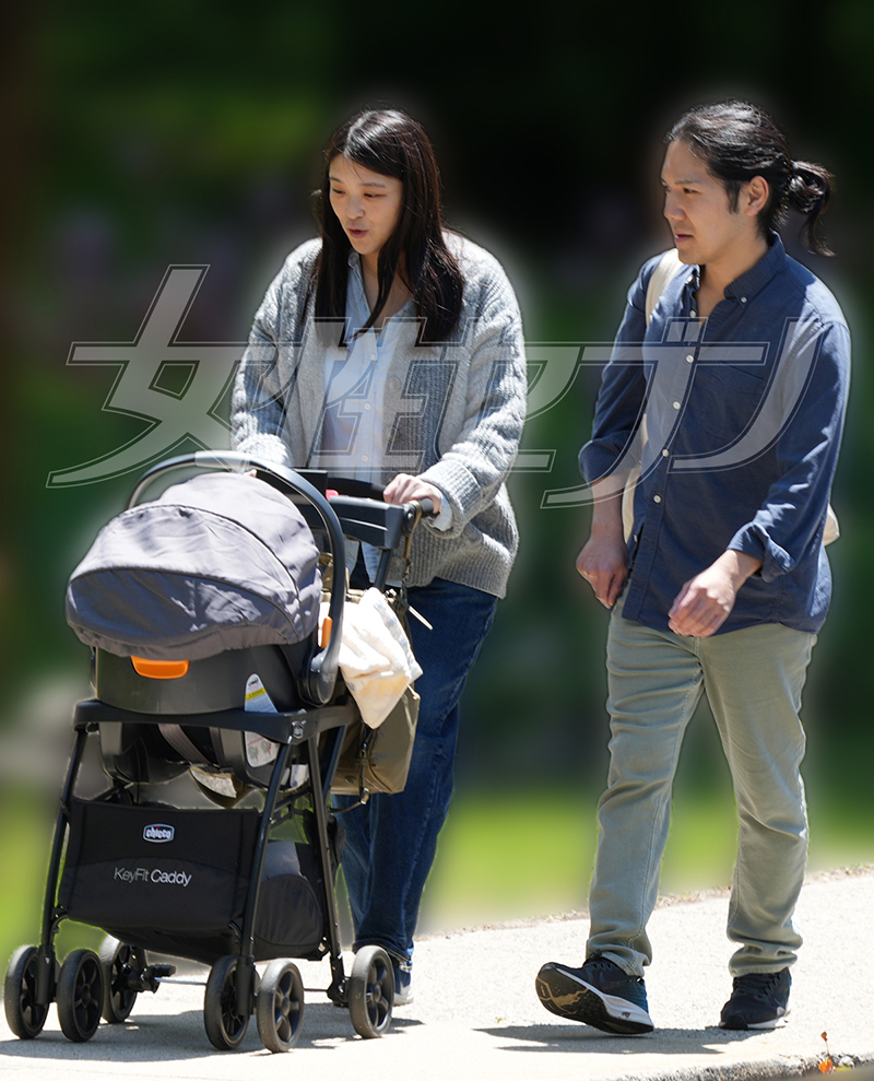 ベビーカーを見つめる小室さん夫妻（2025年5月）