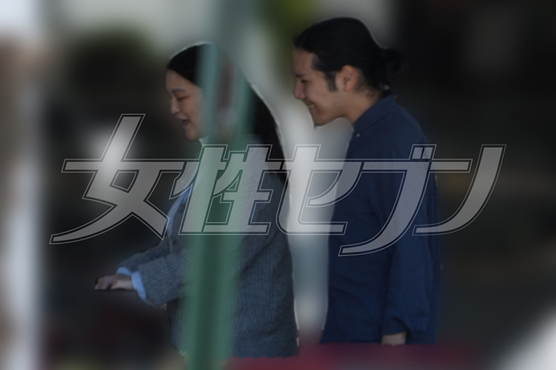 途中で笑顔になる小室さん夫妻（2025年5月）