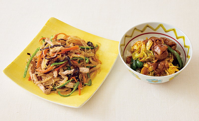 「しらたきチャプチェ」（左）と「こんにゃくのホイコーロー丼」（右）