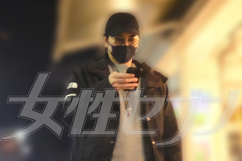 スマホを見る松本（2024年12月）