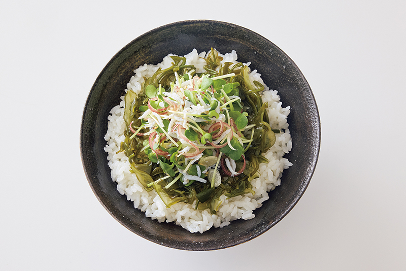 「たっぷり薬味のめかぶしらす丼」