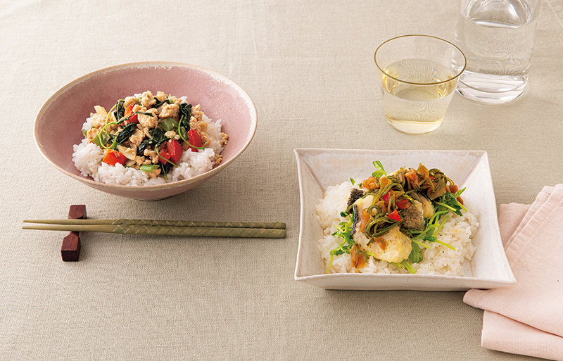「ガパオ風ねばねば丼」（左）と「たらとめかぶトマトソースの中華丼」（右）