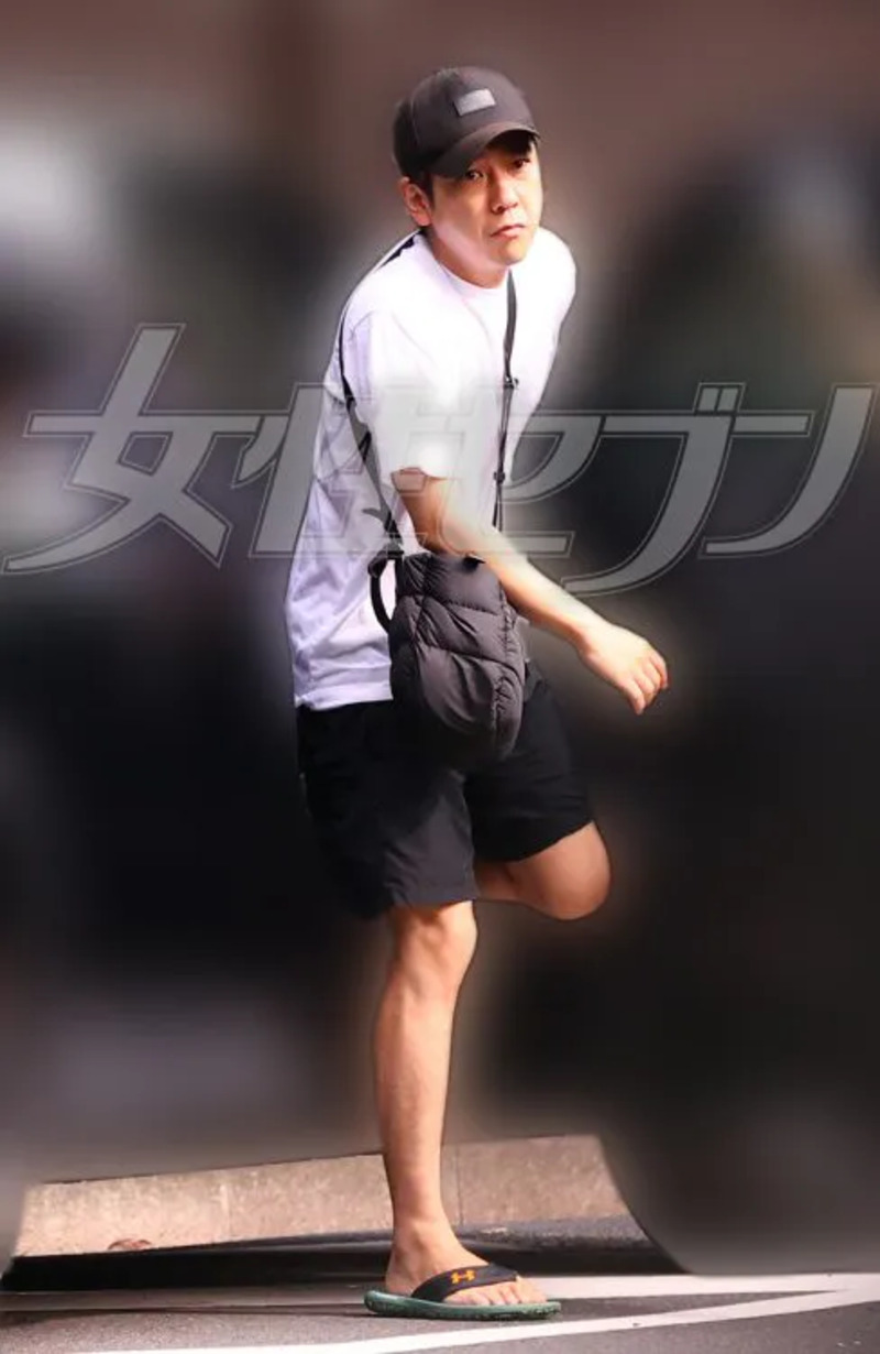 ラフな格好で車から降りる二宮和也（2024年9月）