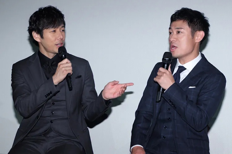 俳優仲間からも慕われている。右は後輩の伊藤淳史
