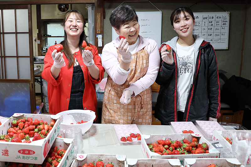 「おてつたび」仲間の、笑顔がかわいいいちご娘たち