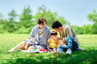 年収300万円で幸せな生活を送る達人たちが伝授する“幸せの買い方”「子供といっしょに無料動物園で…