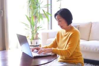 年金13万円で暮らす69才の人気ブロガーの“幸せの買い方” 化粧品や日用品はヤフオクやメルカリで…