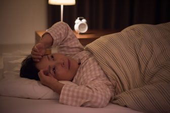 【夜間頻尿】は重大な病気が潜んでいるサインの可能性　医師が解説するすぐできる対策「就寝2時間前の水分は控える」「飲酒は就寝4時間前に切り上げる」