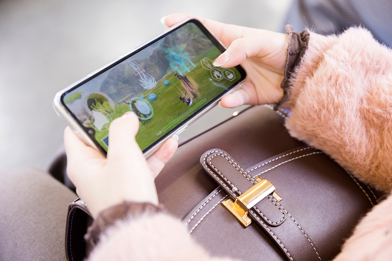 スマホを使用するたびにさまざまな情報が脳に蓄積され、整理できなくなってしまう（写真／PIXTA）