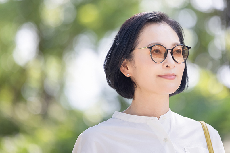 めがねをかけている女性
