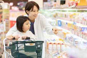 《値上げラッシュの“救世主”》「値下げ」で対抗姿勢を見せるスーパーやコンビニのプライベートブ…