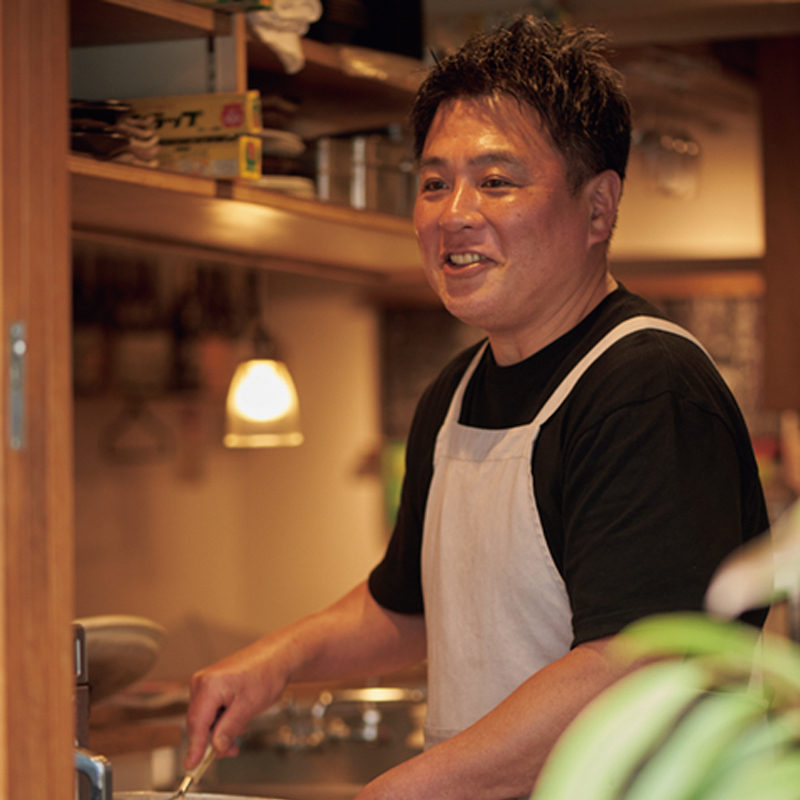 エプロンをした男性