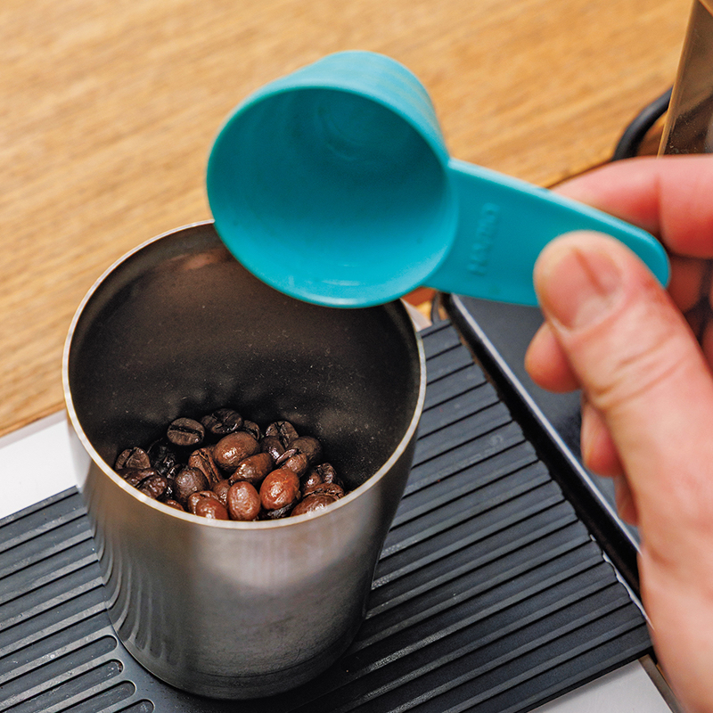 コーヒー豆をはかっている