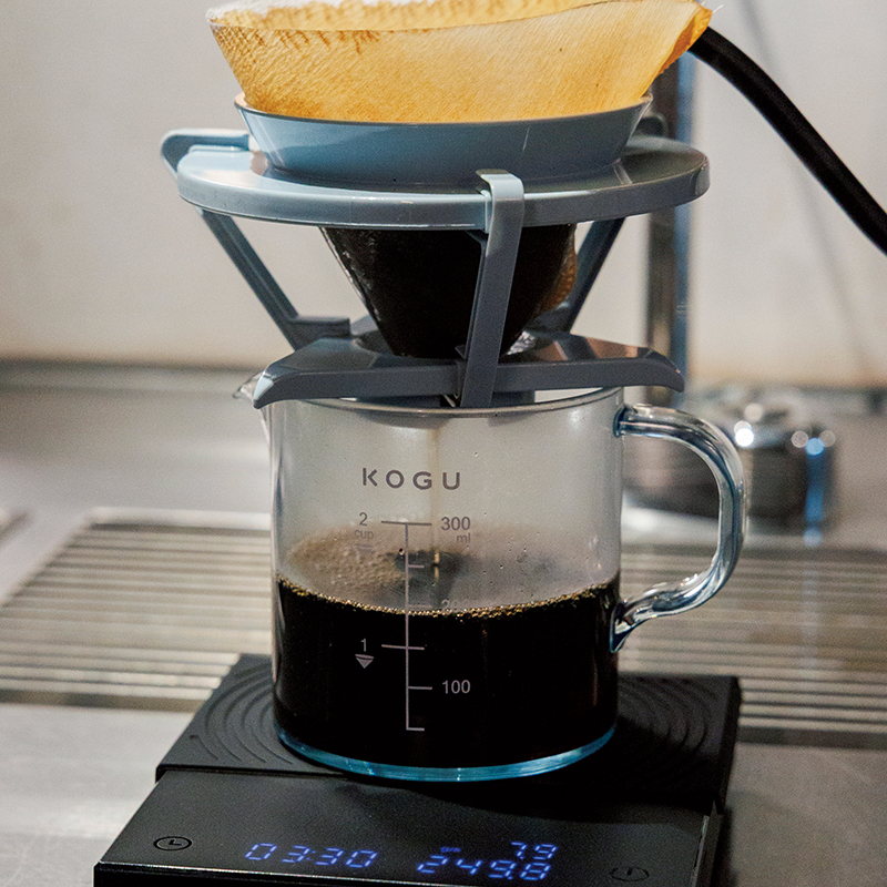 コーヒーを抽出している
