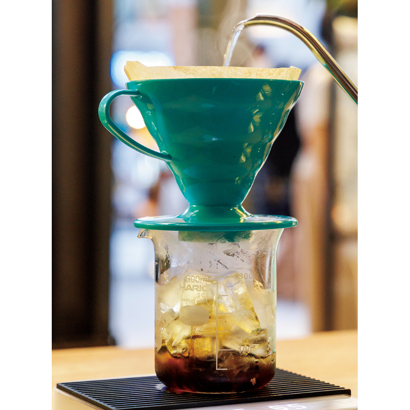 コーヒーを抽出している
