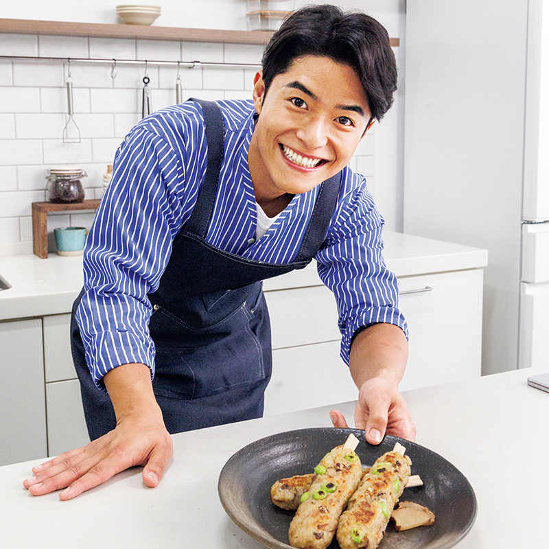 料理を差し出す男性