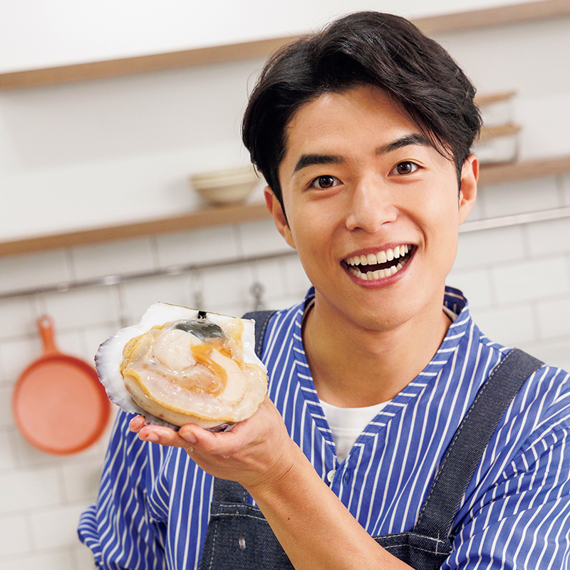 帆立貝を持つ男性