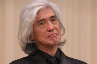 佐藤浩市、父・三國連太郎さんの十三回忌を迎えて初めて知った“父の出生の秘密”　子育てへの葛藤を拭い去ろうとするかのように続ける「週末里親」活動
